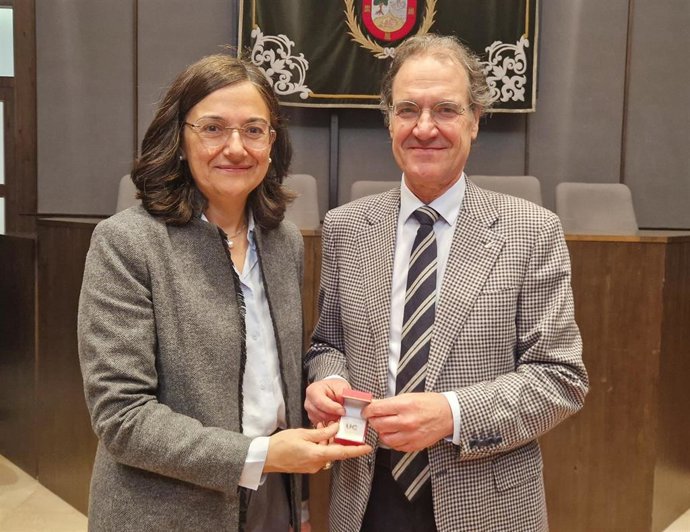Archivo - La rectora de la UC, Conchi Sánchez, con el nuevo director del IIIPC, Pablo Arias