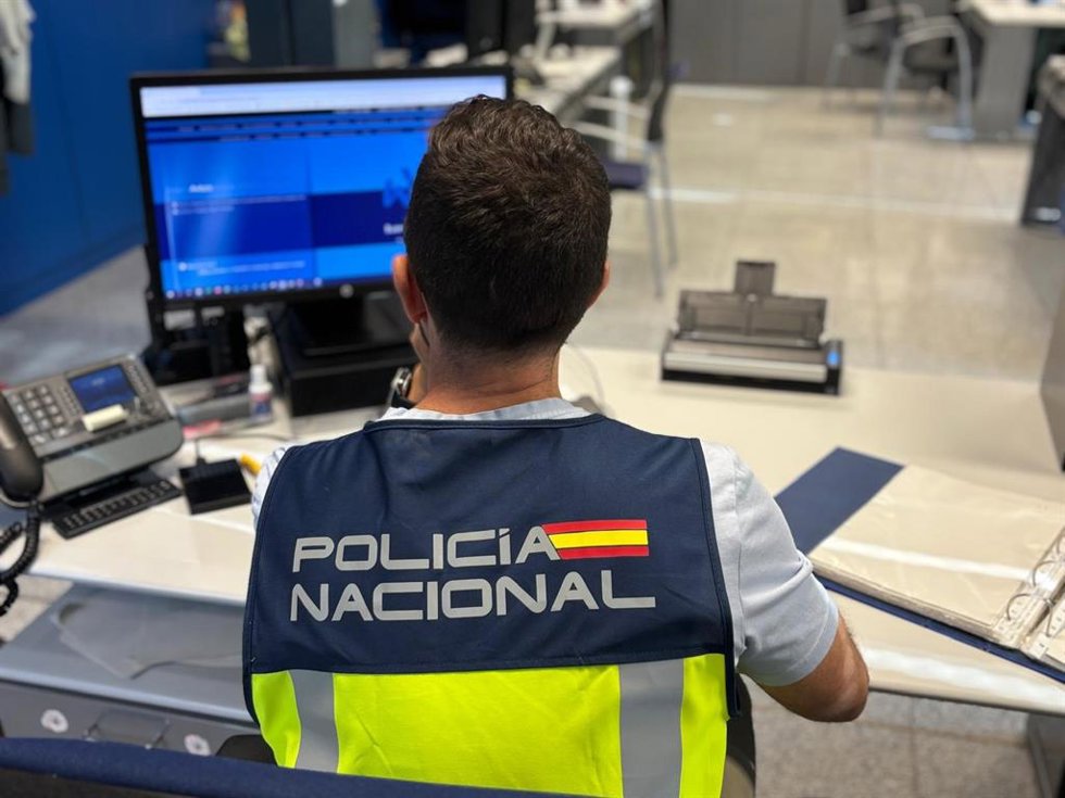 Imagen de un policía durante una investigación por estafa.