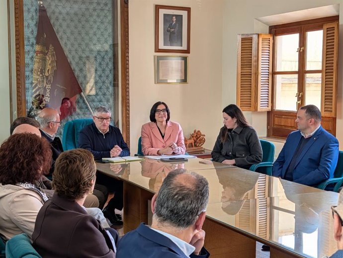 La delegada de Desarrollo Educativo y Formación Profesional de la Junta en Granada, María José Martín Gómez, ha visitado el Ayuntamiento de Guadix, donde ha mantenido un encuentro con directores y directoras de centros educativos.