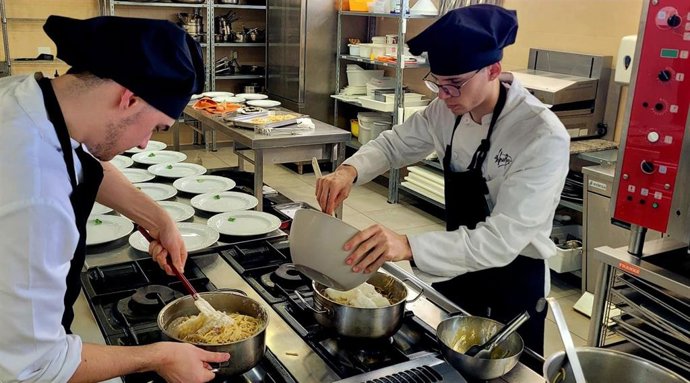 Imagen de archivo de dos estudiantes de escuelas de hostelería andaluzas.