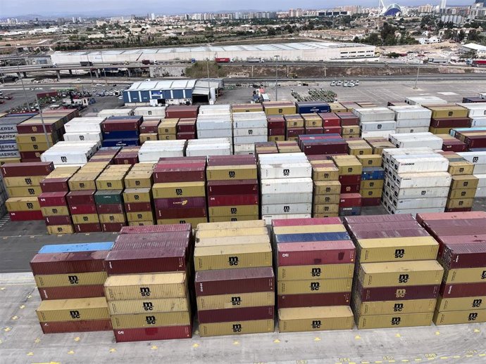 Archivo - Contenedores en el Puerto de València