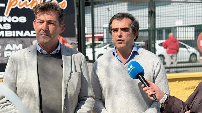 El parlamentario y presidente provincial de Vox Málaga, Antonio Sevilla, junto con el portavoz del grupo municipal Vox Málaga, Antonio Alcázar, atienden a los medios