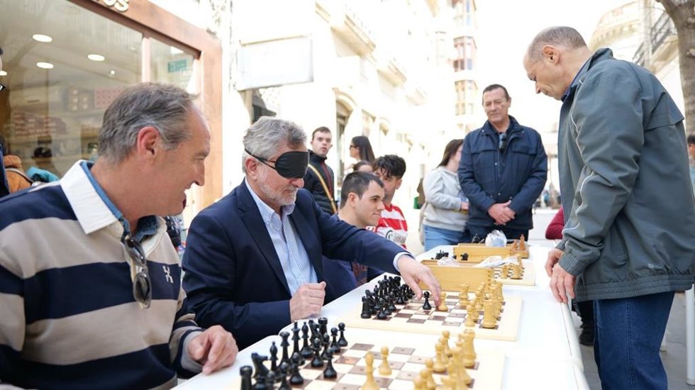 El vicepresidente de la Diputación de Almería Ángel Escobar participa en una partida de ajedrez a ciegas durante la Semana de la ONCE en Almería.