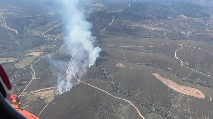 Vista aérea del incendio forestal en la localidad de Riomanzanas, en Figueruela de Arriba (Zamora).