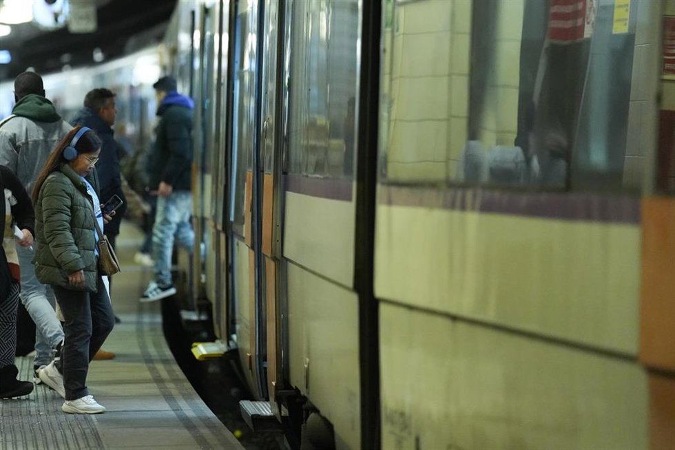 Archivo - Viajeros cogen un tren en una imagen de archivo
