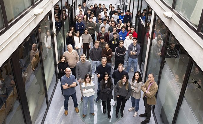 Archivo - Estudiantes, profesores y representantes de empresas posan en el edificio de los Olivos del campus de Arrosadia.