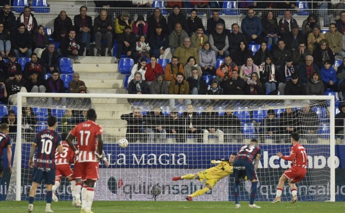 Sergio Arribas anota de penalti el 1-2 en el SD Huesca-UD Almería tras la revisión del VAR