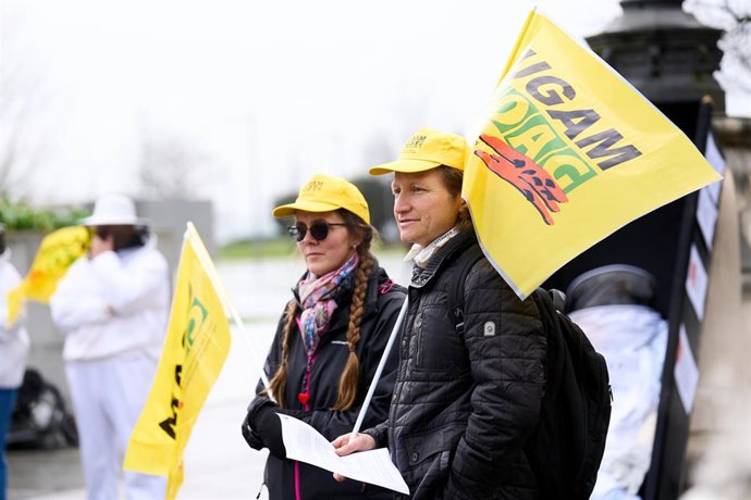 Archivo - Varios manifestantes con pancartas de UGAM-COAG 