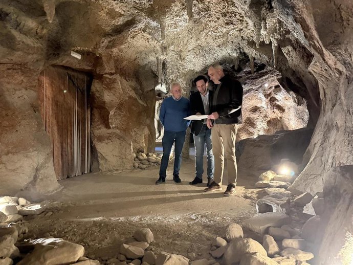 La DPH colabora con Villanúa para modernizar sus servicios turísticos.