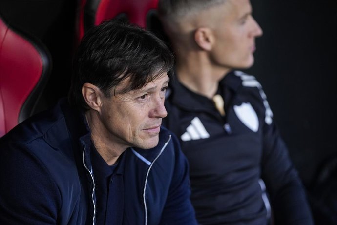 Archivo - Arquivo - Matias Almeyda, técnico do Sevilla FC, observa durante a partida de futebol da LaLiga EA Sports, disputada entre o Sevilla FC e o Deportivo Alavés no estádio Ramón Sánchez-Pizjuán, em 14 de fevereiro de 2026, em Sevilha, Espanha.