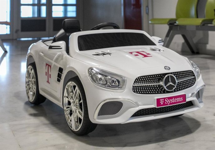 T-Systems dona un minicoche eléctrico para los niños de Pediatría del Hospital Son Espases