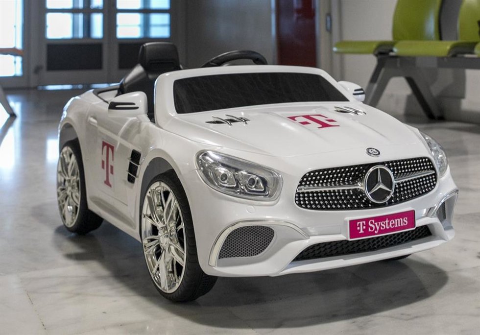 T-Systems dona un minicoche eléctrico para los niños de Pediatría del Hospital Son Espases