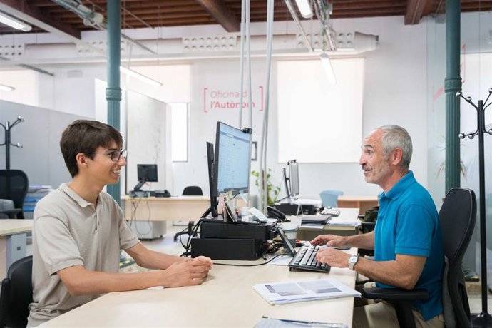 Archivo - Dos personas en el Punto de Atención al Emprendimiento de PalmaActiva.