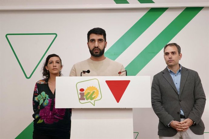 Nasser Mejri (c), hermano de Haitam, el joven fallecido tras ser reducido con pistolas eléctricas táser por agentes en Torremolinos, acompañado del coordinador general de IU Andalucía, Toni Valero (d), y la coordinadora de IU Málaga y concejala en el Ayun