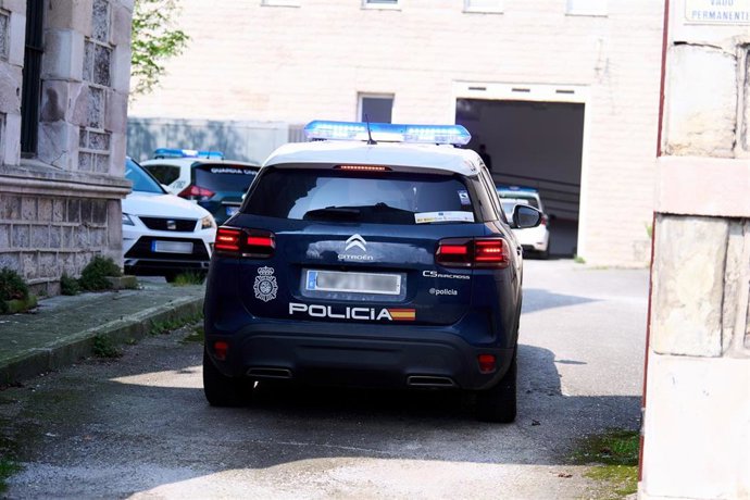 Coche de la Policía que ha trasladado al detenido por la muerte del aficionado del Racing a lo juzgados de Salesas