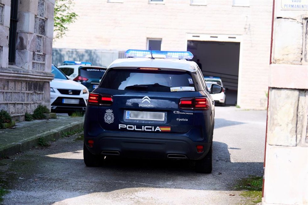 Coche de la Policía que ha trasladado al detenido por la muerte del aficionado del Racing a lo juzgados de Salesas
