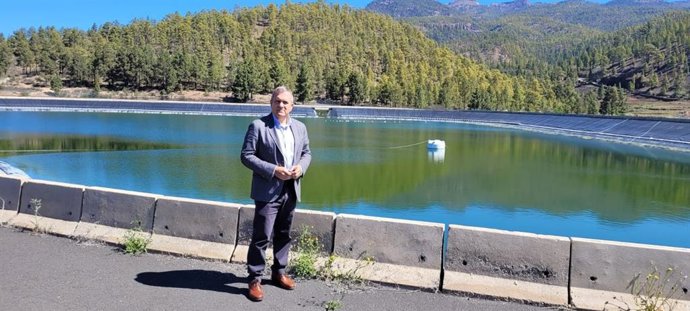 El consejero de Sector Primario del Cabildo de Tenerife, Valentín González, en la balsa de Trevejos