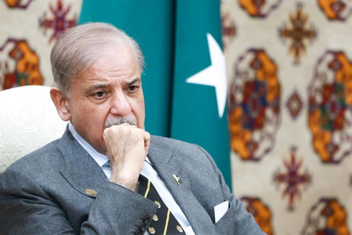 Archivo - El primer ministro de Pakistán, Shehbaz Sharif, durante una reunión al margen del Foro Internacional de Paz y Seguridad 2025.