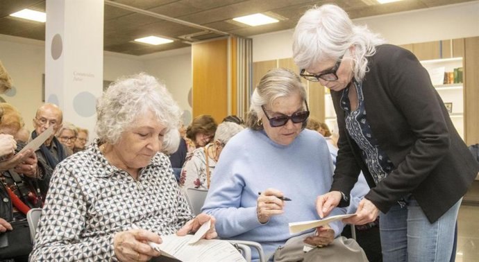 Una psicóloga con dos usuarias del taller de duelo organizado en Barcelona