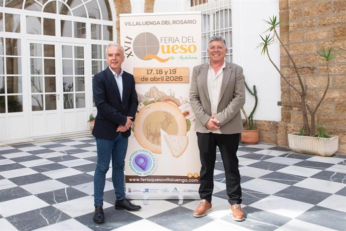 El responsable de Desarrollo Social de la Diputación de Cádiz, Ignacio Trujillo, y el alcalde de Villaluenga del Rosario, Alfonso Moscoso, presentan la Feria del Queso.