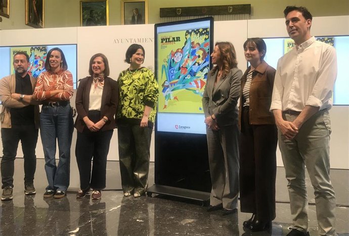 La ilustradora zaragozana, Jesana Motilva Santaliestra, -de amarillo-- ha sido la ganadora del Concurso del Cartel de las Fiestas del Pilar 2026 y posa con la alcaldesa, Natalia Chueca; la consejra municipal de Cultura, Sara Fernández; y el jurado