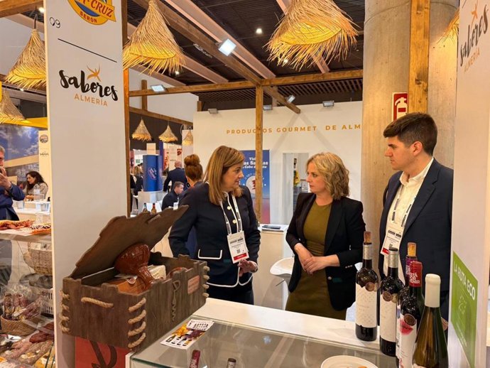 La diputada provincial María Luisa Cruz durante su visita al estand de la marca gourmet 'Sabores Almería' en la feria 'Alimentaria' de Barcelona.