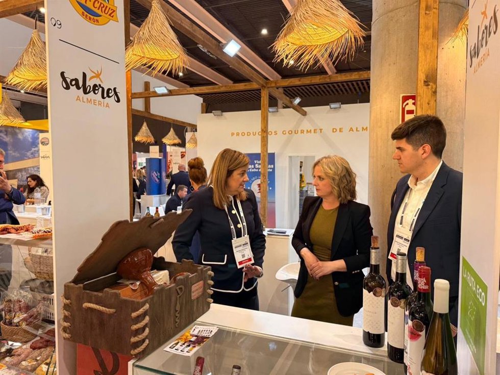 La diputada provincial María Luisa Cruz durante su visita al estand de la marca gourmet 'Sabores Almería' en la feria 'Alimentaria' de Barcelona.