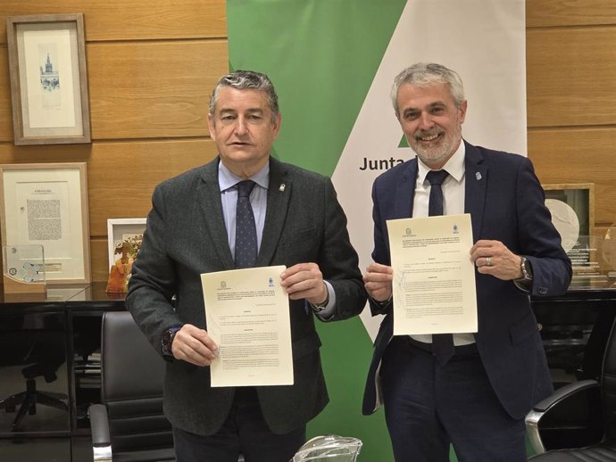 El consejero de Sanidad, Presidencia y Emergencias, Antonio Sanz, y el alcalde de Órgiva, Raúl Orellana, han firmado este lunes una declaración institucional de intenciones para la construcción del futuro Centro de Alta Resolución de Procesos de Órgiva.