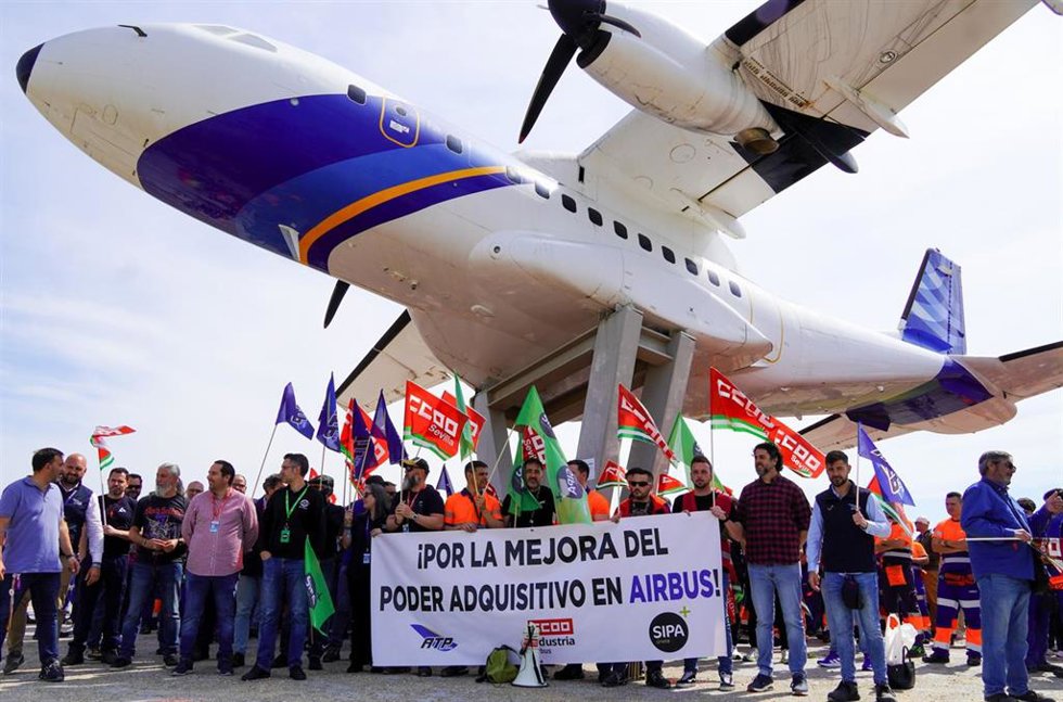 Concentración de CCOO en las sedes de Airbus en Sevilla.