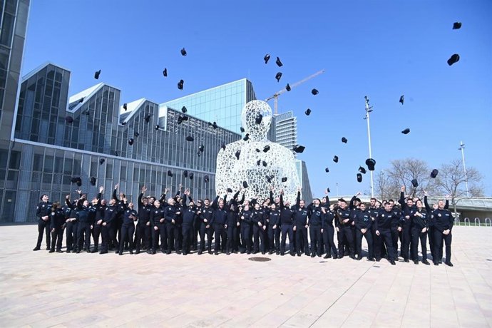 Tradicional lanzamiento de gorras al aire tras el acto de cierre del curso en el Palacio de Congresos.