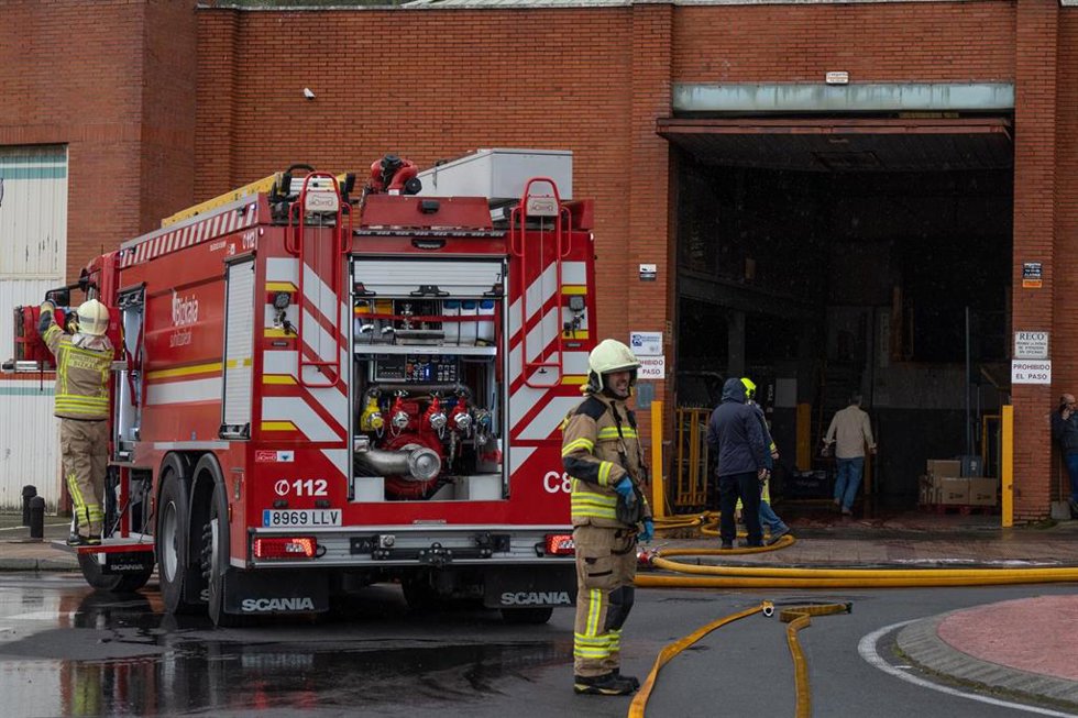 Un camión de bomberos en un incendio