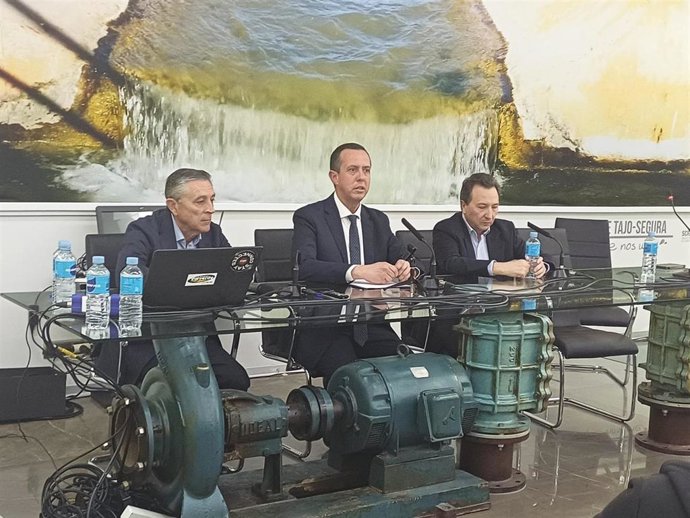 El subdelegado de Gobierno en Almería, José María Martín, clausura las jornadas organizadas por Feral en torno al agua.