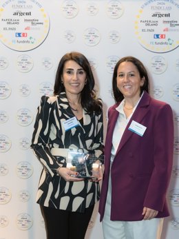 Beatriz Gutiérrez y Silvia Navas con el European Funds Trophy