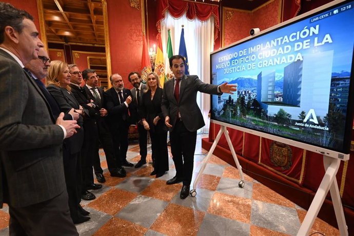 El consejero de Justicia,  José Antonio Nieto, junto a la alcaldesa, Marifrán Carazo, ha presentado el estudio de implantación de las instalaciones Nexus --un zócalo y dos torres-- que completarán la Ciudad de la Justicia junto al Cubo.