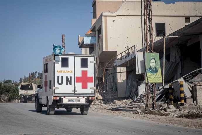 Archivo - Una ambulancia de la ONU recorre una aldea en el sur de Líbano, cerca de la frontera con Israel