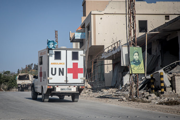 Archivo - Arquivo - 7 de novembro de 2025, Líbano: Uma ambulância da ONU atravessa as ruínas de uma vila no sul do Líbano. O dia 27 de novembro de 2025 marcará o primeiro aniversário do cessar-fogo entre Israel e o Hezbollah. No início de novembro de 2025