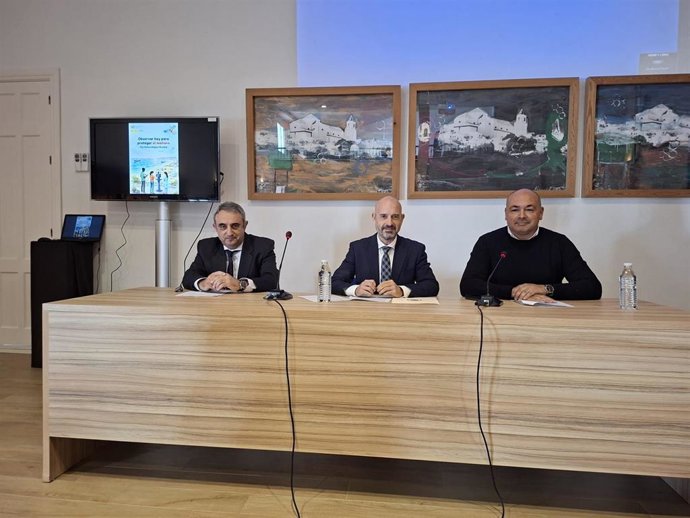 El subdelegado del Gobierno en Málaga, Javier Salas; el alcalde de la localidad, Anthony Bermúdez, y el director del Centro Meteorológico de Málaga, Jesús Riesco.