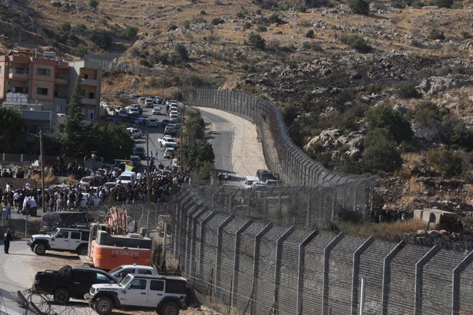 Archivo - GOLAN HEIGHTS, July 17, 2025  -- People of Druze community are seen in the buffer zone in the Golan Heights, on July 16, 2025. Dozens of Druze citizens of Israel crossed from the Israeli-occupied Golan Heights into southern Syria on Tuesday afte