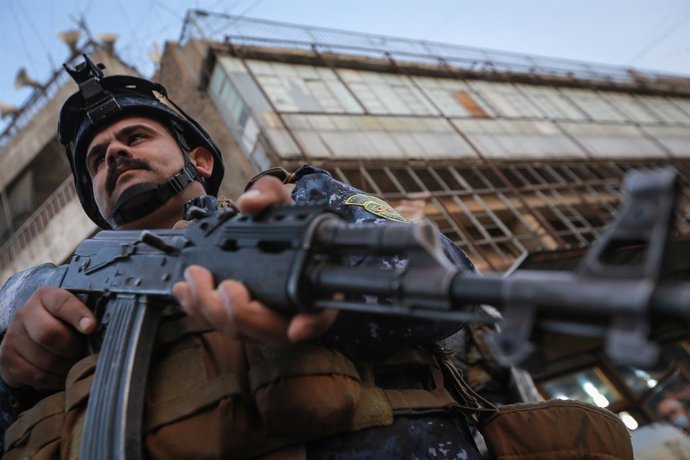 Archivo - 21 December 2020, Iraq, Baghdad: An Iraqi police officer stands guard near the US Embassy in Baghdad, as more police forces are deployed in the streets, a day after several rockets were fired into Baghdad's Green Zone. Photo: Ameer Al Mohammedaw