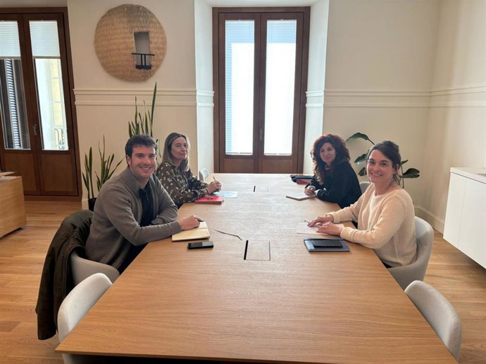 De izquierda a derecha: el presidente de la FNMC, Xabier Alkuaz; la secretaria general de la FNMC, Berta Enrique Cornago; la directora general de Políticas Migratorias, Eva Gurría; y la vicepresidenta Begoña Alfaro.