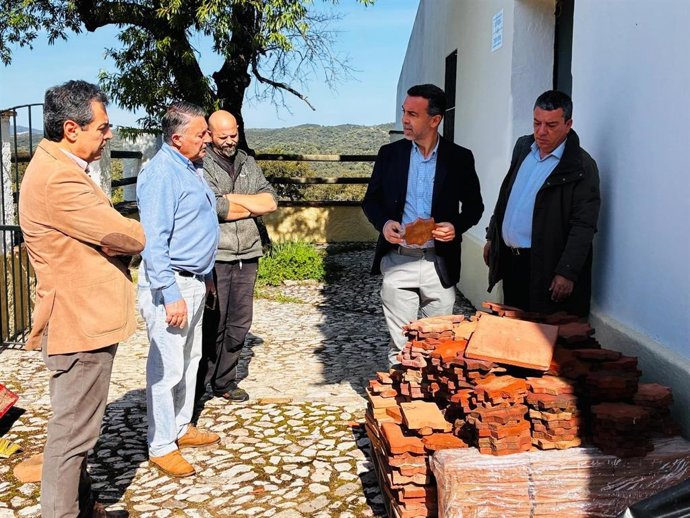 El delegado territorial Javier Millán se reúne con el alcalde de Almadén para visitar obras del PFEA.