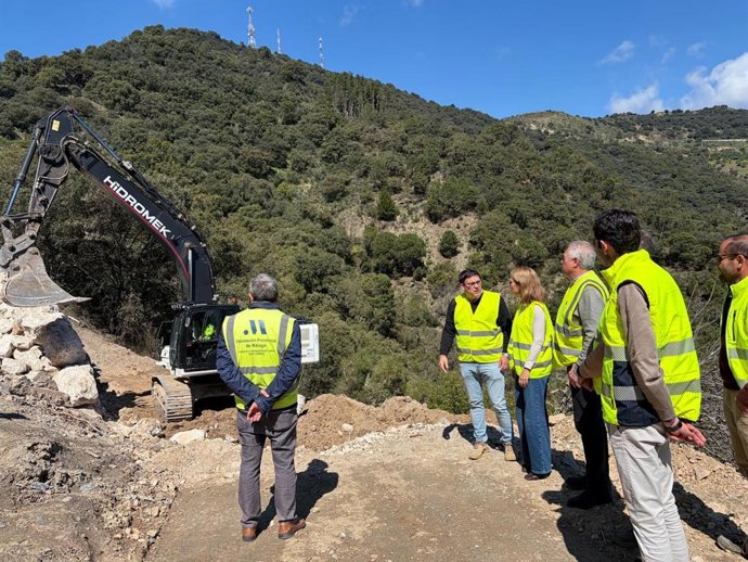 La diputada de Fomento e Infraestructuras, Nieves Atencia, visita las obras de emergencia que se realizan en la carretera MA-8306, de acceso a Benalauría, afectada por los temporales