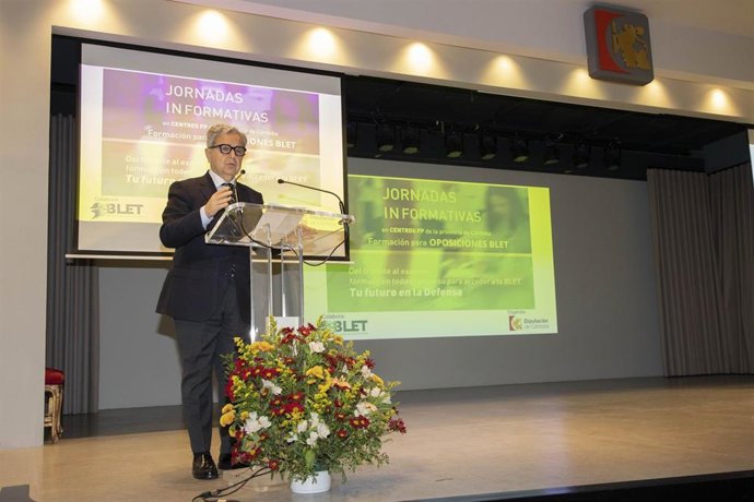 El presidente de la Diputación, Salvador Fuentes, interviene en la clausura de las jornadas sobre formación para acceder a empleos en la BLET.
