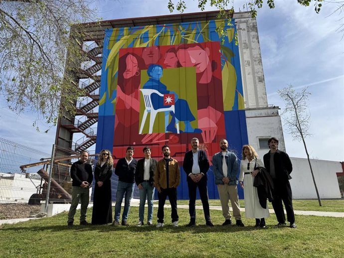 Foto de familia tras la visita al mural de Zésar Bahamonde en el antiguo silo de Fuentes de Andalucía.