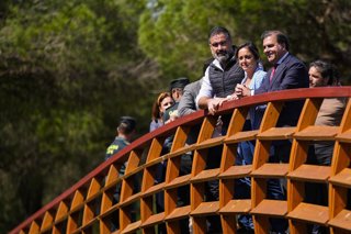 La consejera de Sostenibilidad y Medio Ambiente de la Junta de Andalucía, Catalina García, hace un recorrido por el nuevo carril ciclopeatonal de Cartaya (Huelva). 