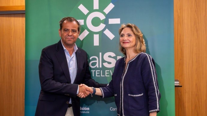 El director general de Canal Sur Radio y Televisión, Juande Mellado, e Isabel Gomis, presidenta de la Federación de Banco de Alimentos de Andalucía, Ceuta y Melilla (Fabacm).