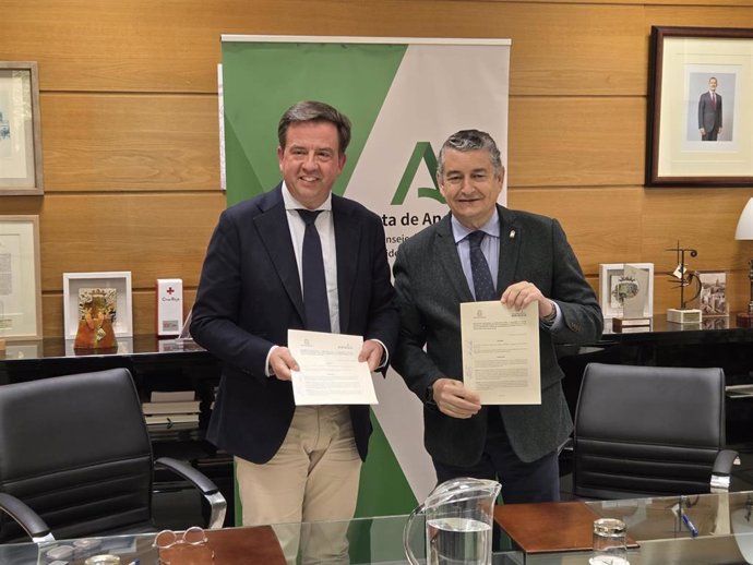 Aurelio Fernández y Antonio Sanz muestran la declaración institucional firmada para dotar a Lucena de un Centro de Alta Resolución de Procesos.
