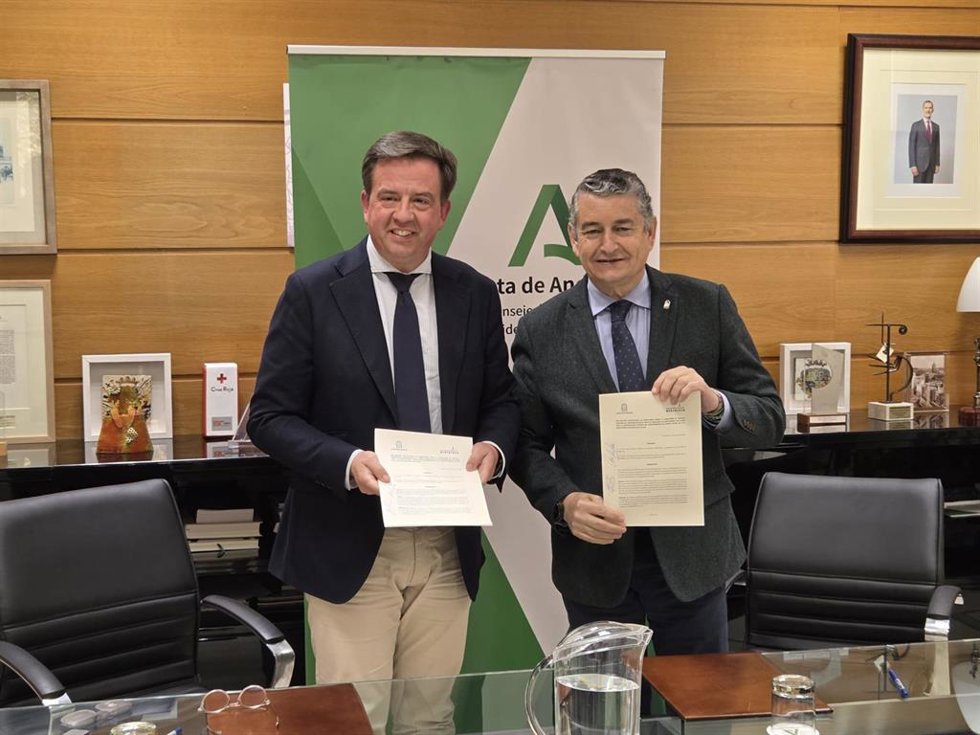 Aurelio Fernández y Antonio Sanz muestran la declaración institucional firmada para dotar a Lucena de un Centro de Alta Resolución de Procesos.
