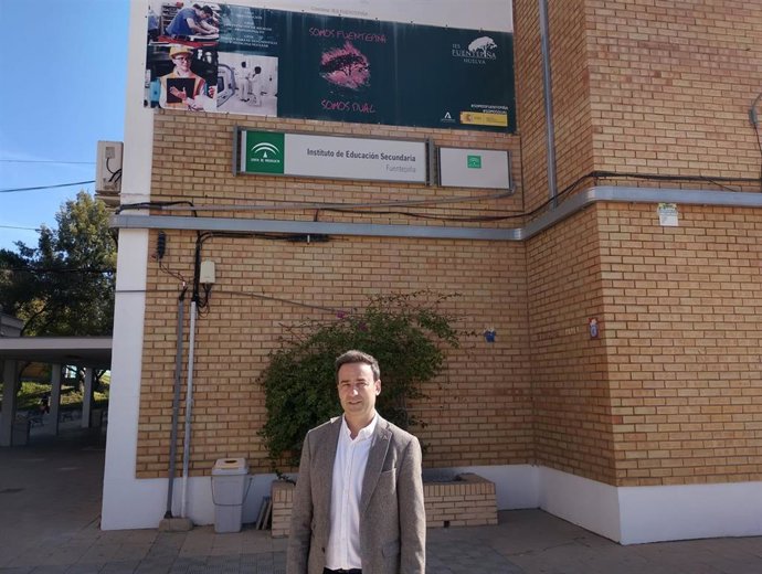 El delegado de Desarrollo Educativo y Formación Profesional en Huelva, Carlos Soriano, junto al IES Fuentepiña de Huelva.