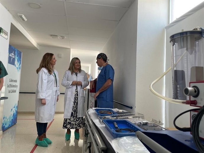 Visita a Urología para conocer el nuevo equipamiento